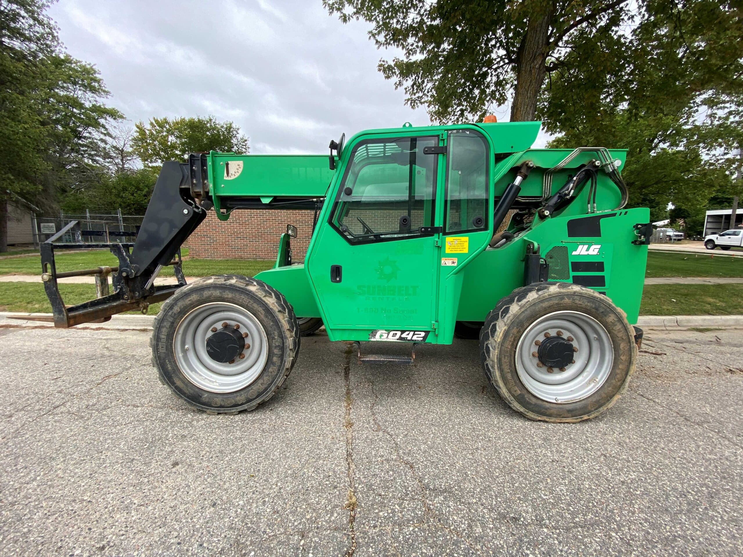 Featured image for “PENDING SALE !! 2016 JLG Skytrak 6042 42′ Telehandler”