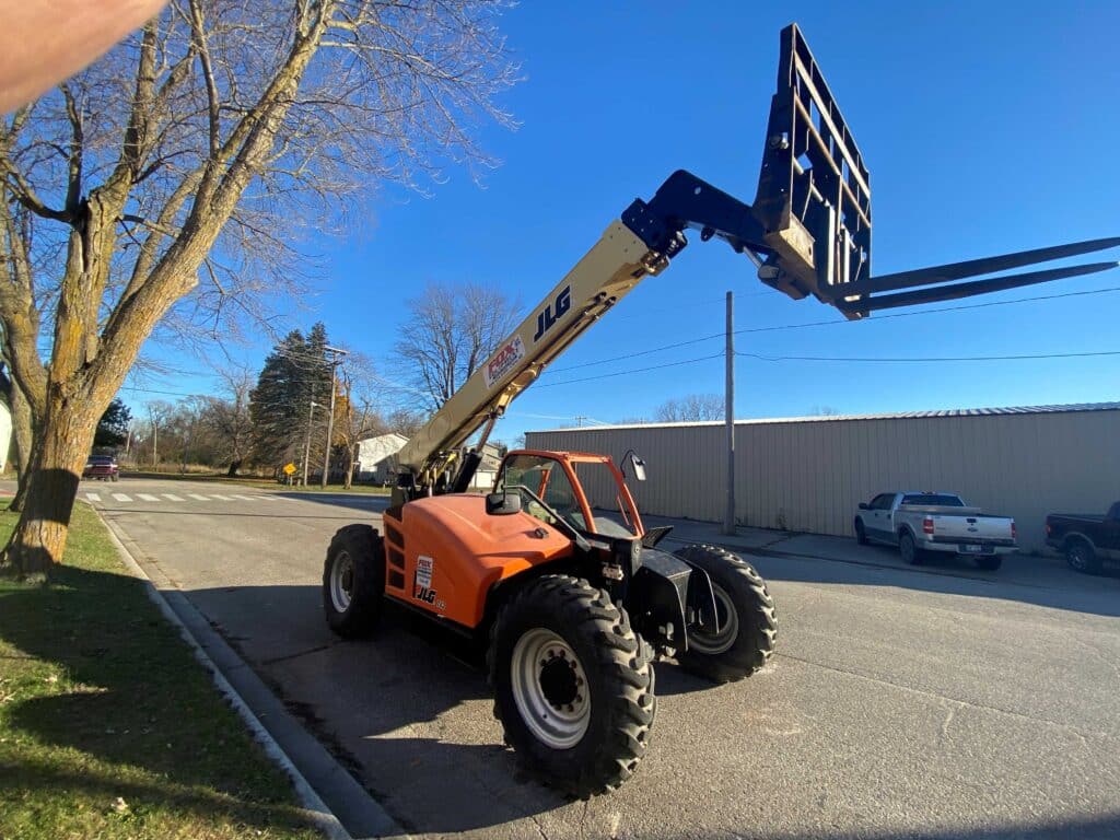 W7 | Fox Equipment Rentals in Clare, MI